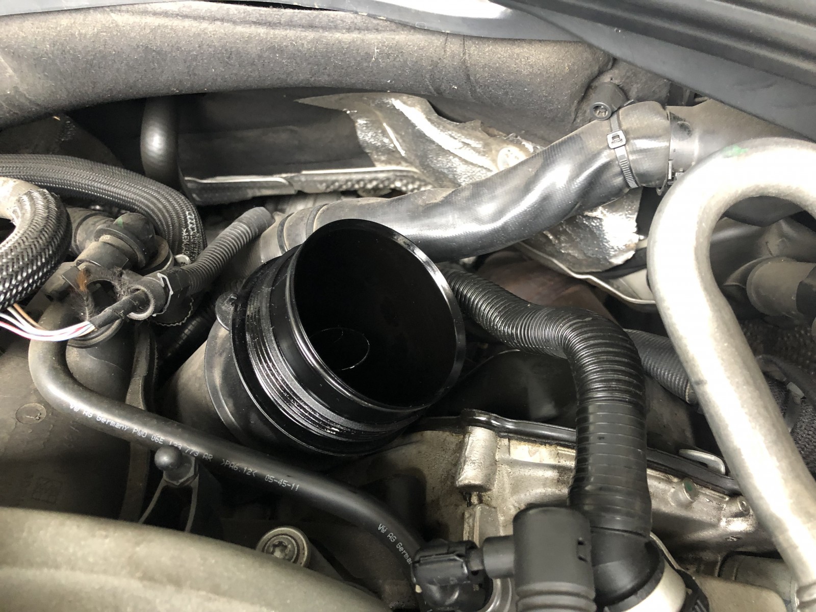 2013年 アウディ A6 エンジンオイル交換！ BodyWorks Ritz（ボディワークスリッツ）アメ車を中心とした中古車販売、修理