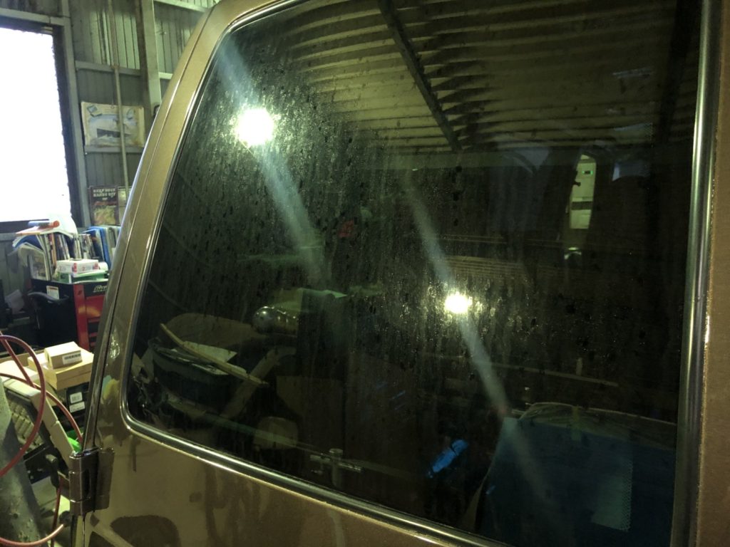 １９９６年 シボレー アストロ ウロコ取り ガラス磨き施工 Bodyworks Ritz ボディワークスリッツ アメ車を中心とした中古車販売 修理 カスタム 鈑金塗装 千葉